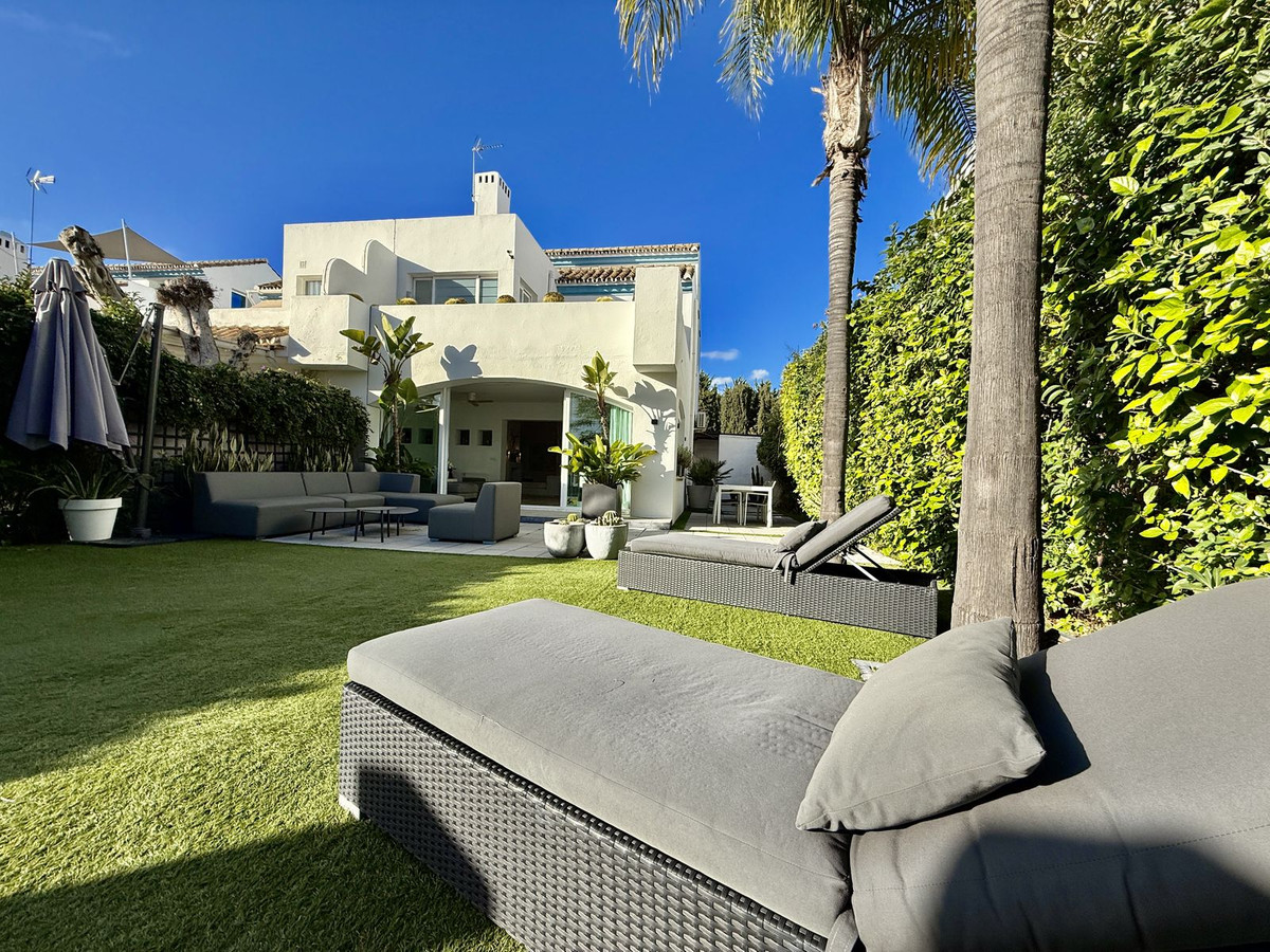 4 Bedroom Villa for Sale in Guadalmina Baja — 7