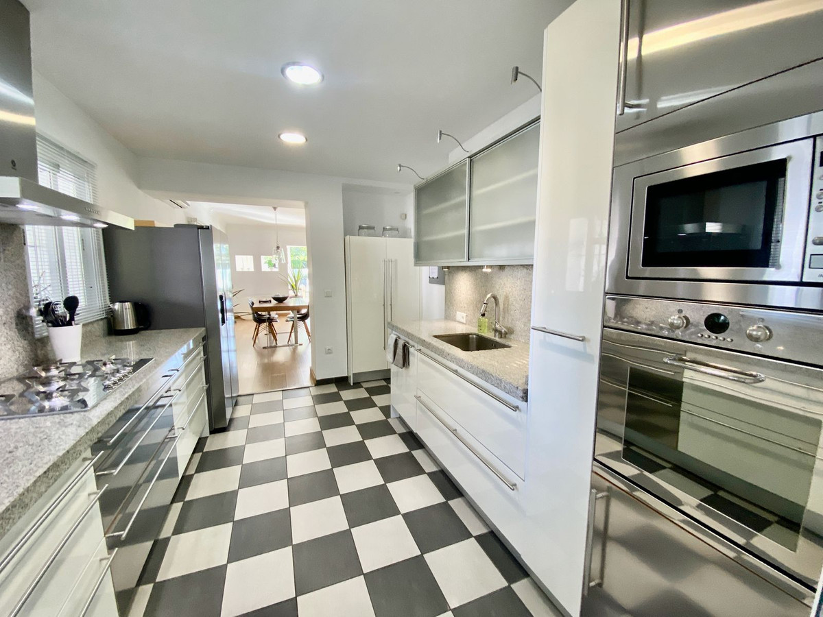 4 Bedroom Villa for Sale in Guadalmina Baja — 9