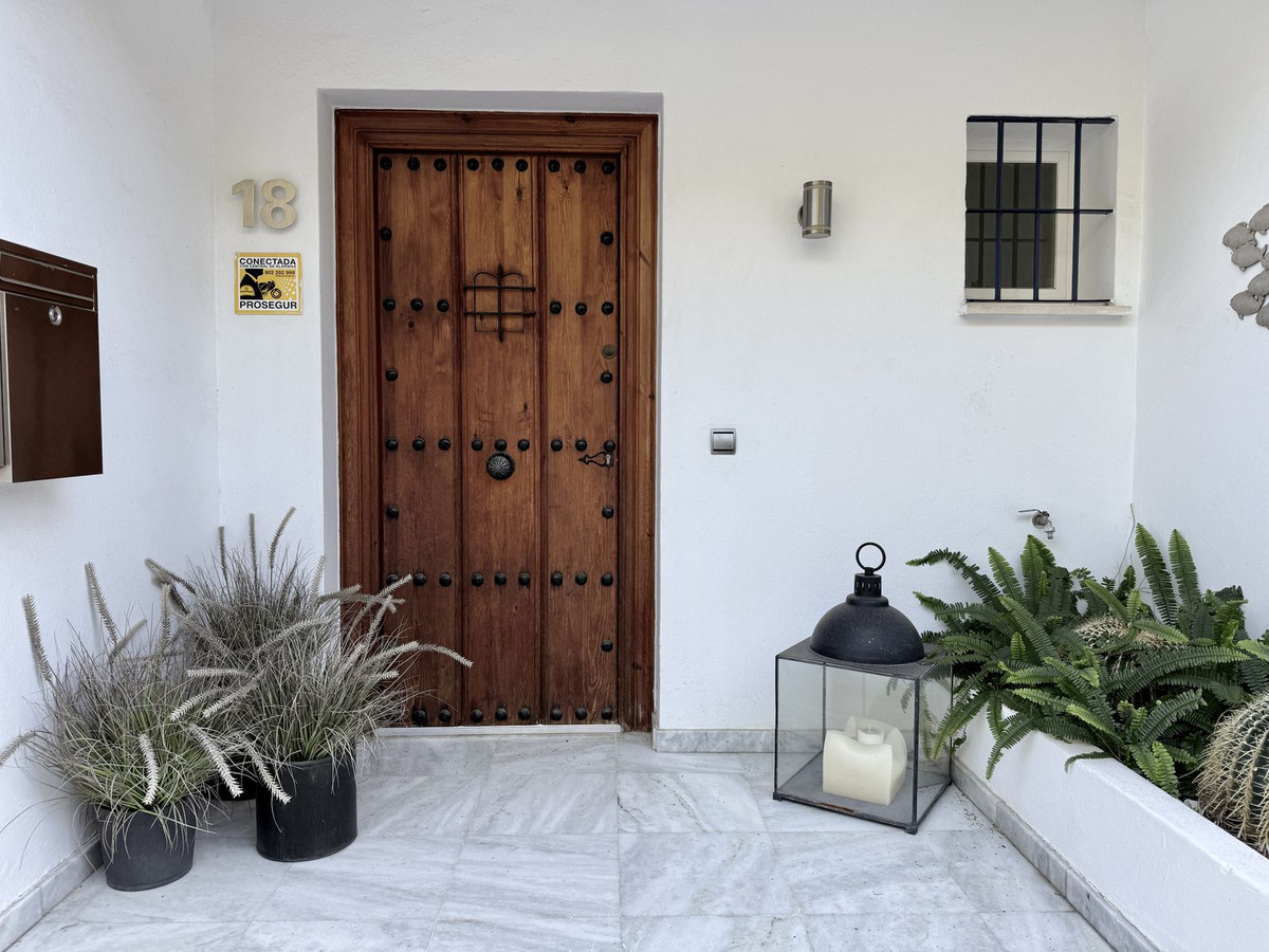 4 Bedroom Villa for Sale in Guadalmina Baja — view 10