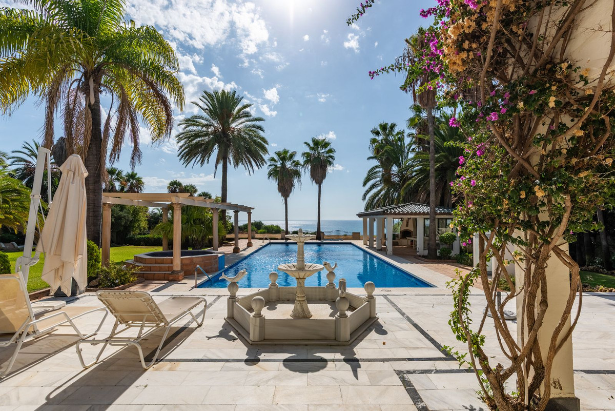 4 Bedroom Villa for Sale in Estepona