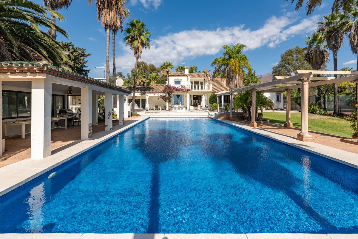 4 Bedroom Villa for Sale in Estepona — 2