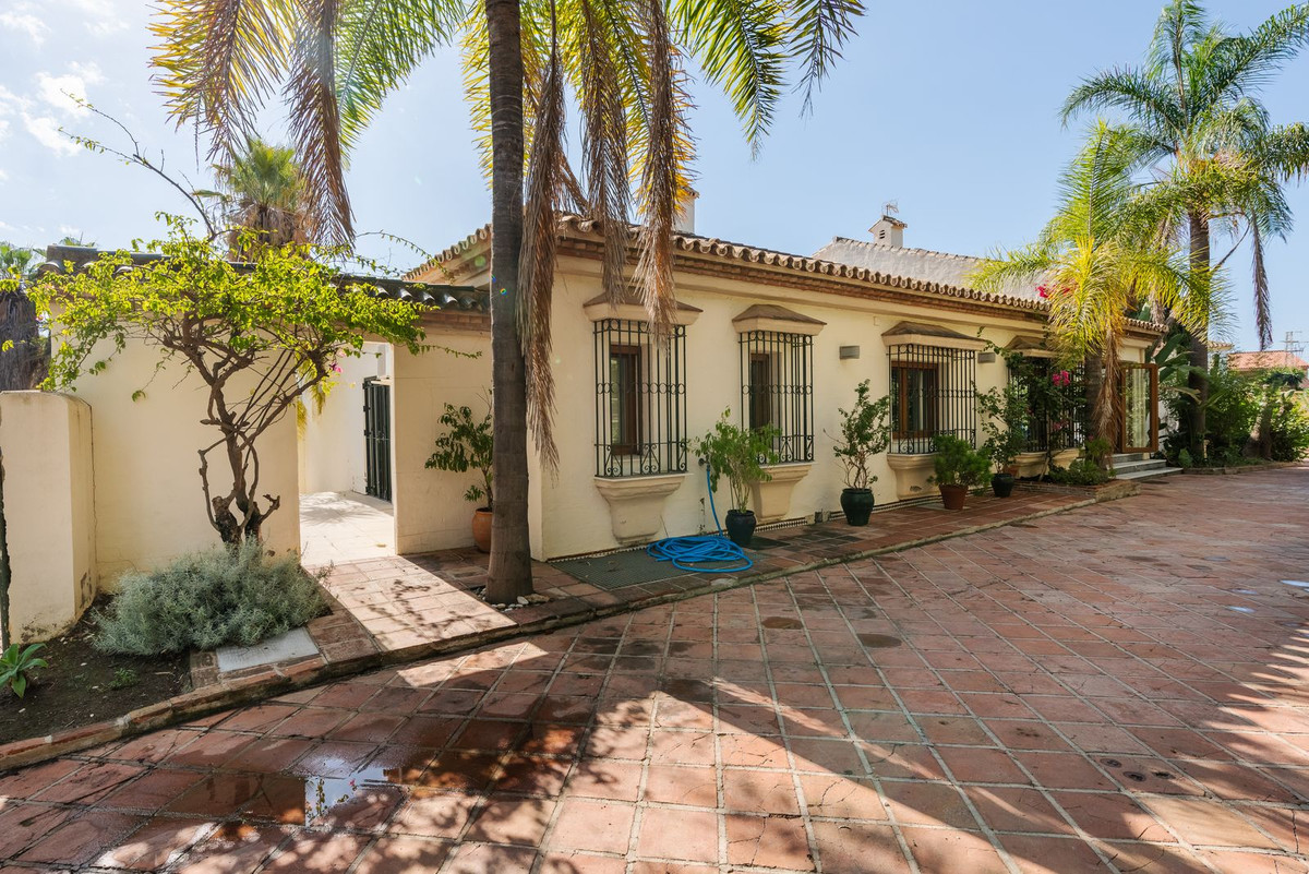 4 Bedroom Villa for Sale in Estepona — 3