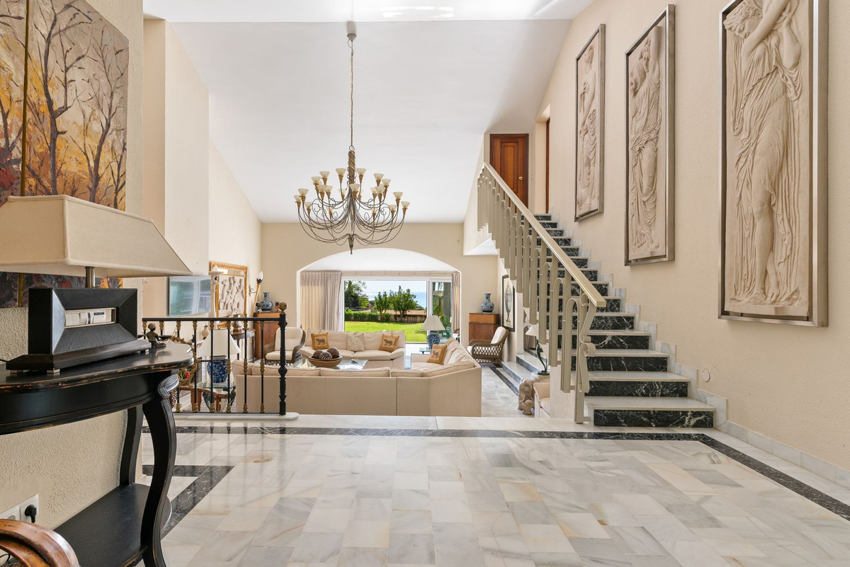 4 Bedroom Villa for Sale in Estepona — 4
