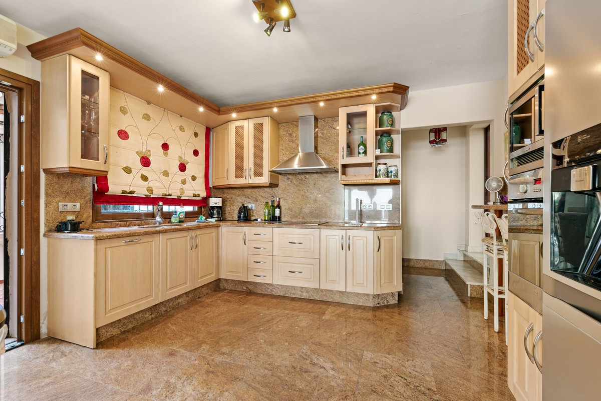 4 Bedroom Villa for Sale in Estepona — 7