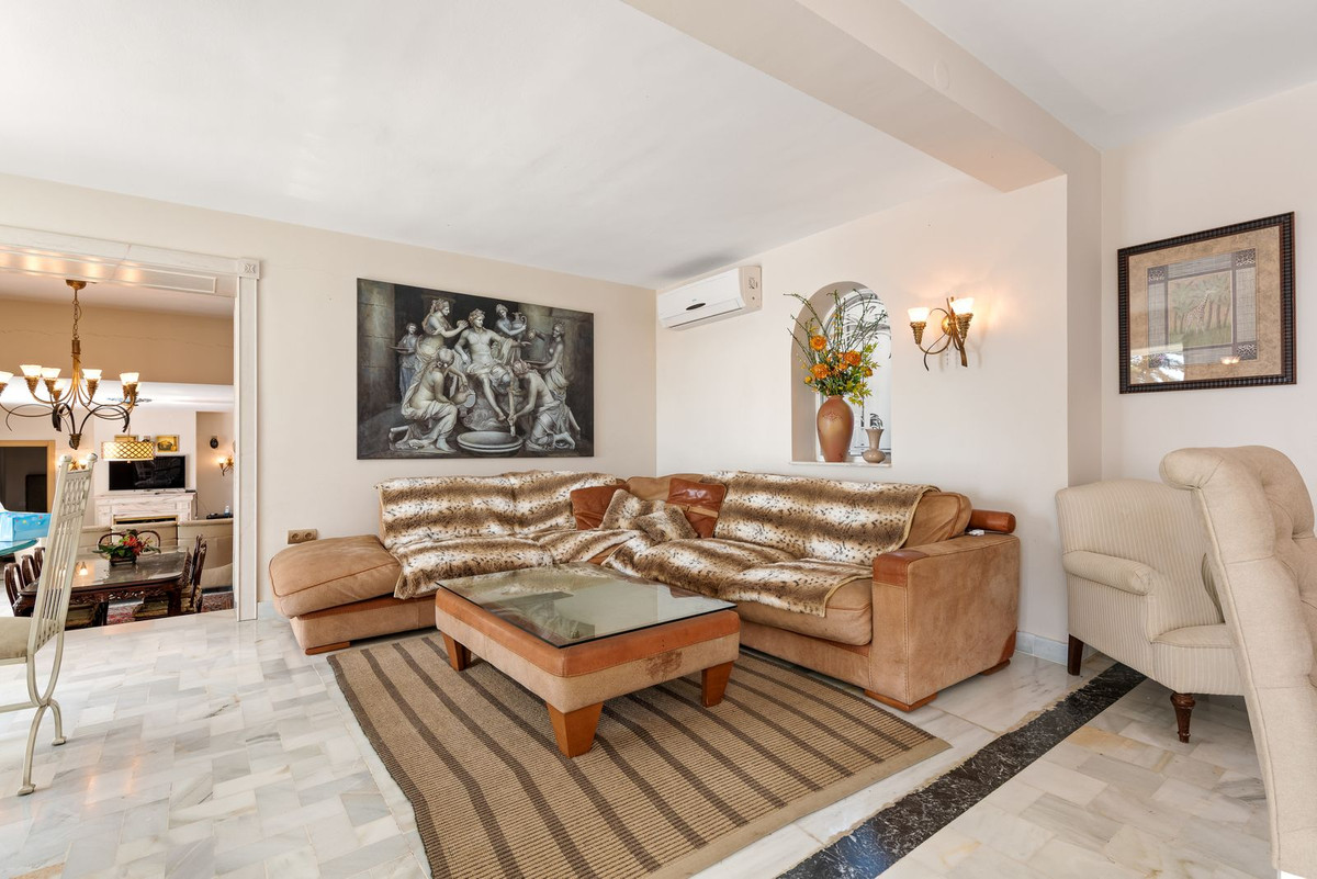 4 Bedroom Villa for Sale in Estepona — 8