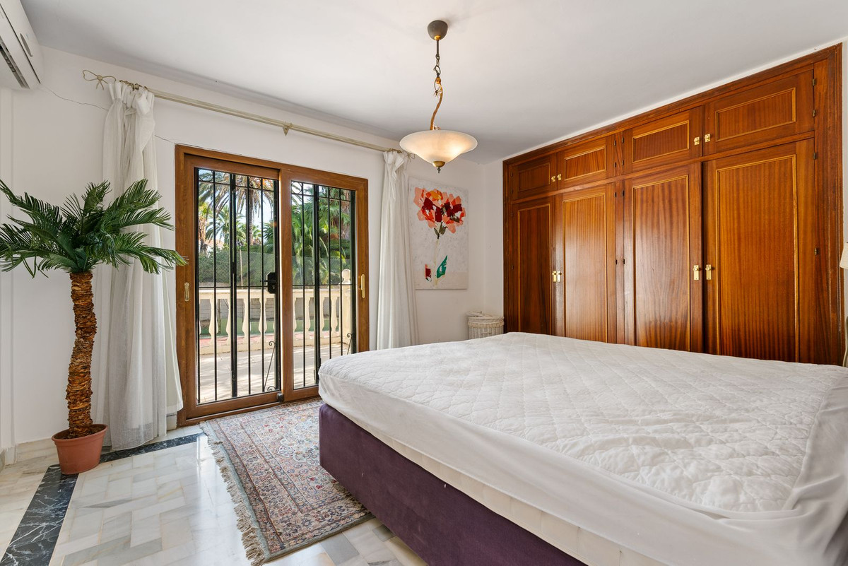 4 Bedroom Villa for Sale in Estepona — 9