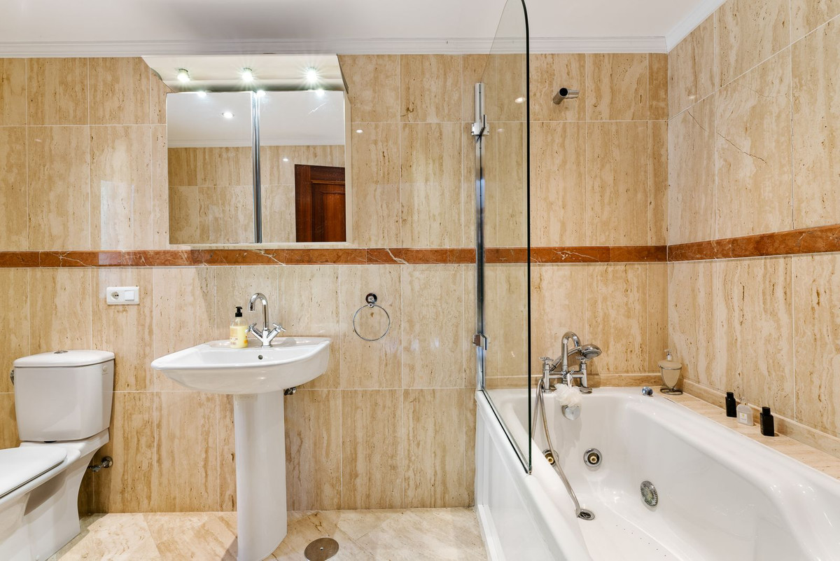4 Bedroom Villa for Sale in Estepona — view 10