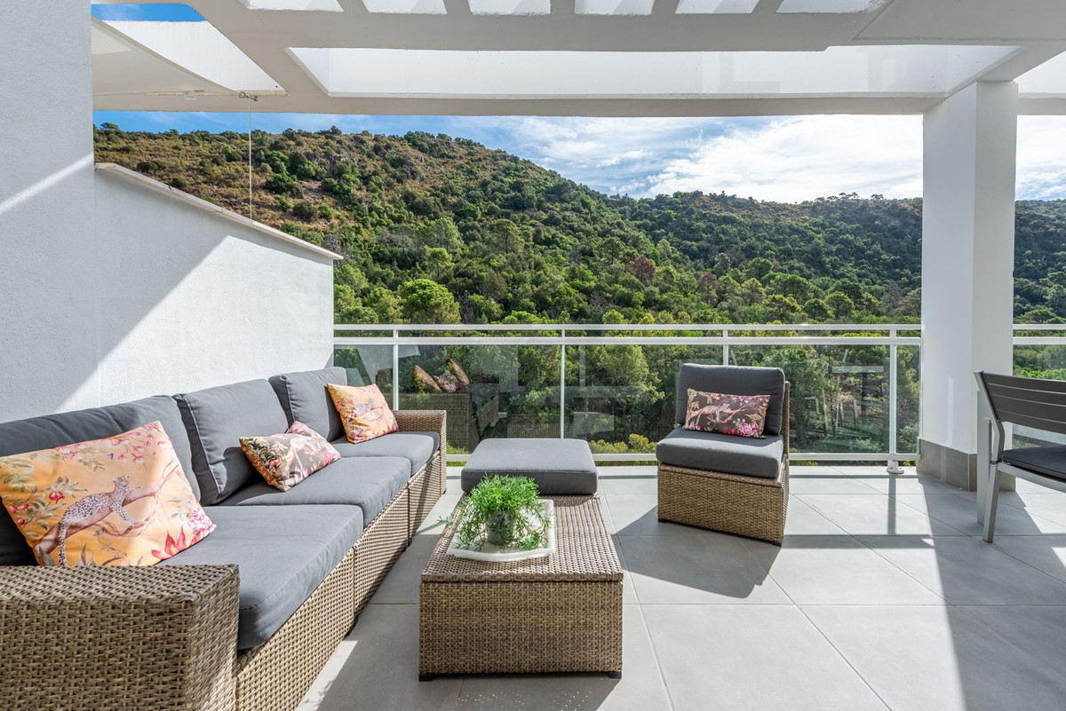 2 Bedroom Apartment for Sale in Benahavís — 6