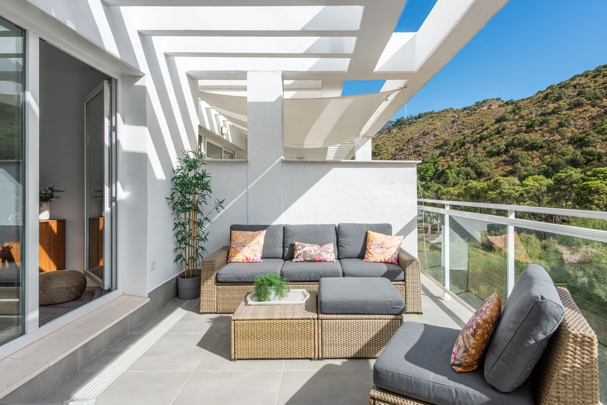 2 Bedroom Apartment for Sale in Benahavís — 7