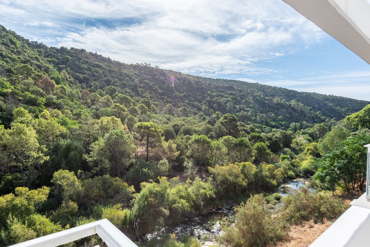 2 Bedroom Apartment for Sale in Benahavís — view 10