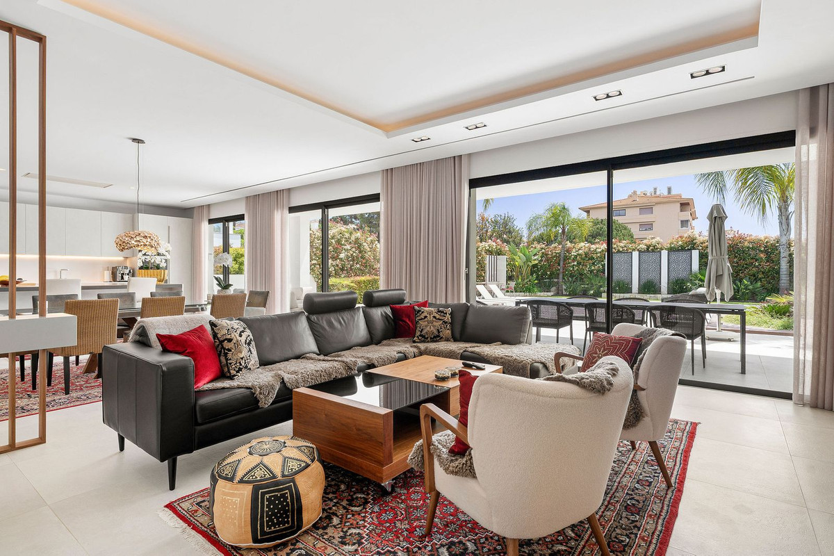 5 Bedroom Villa for Sale in Nueva Andalucía — 2