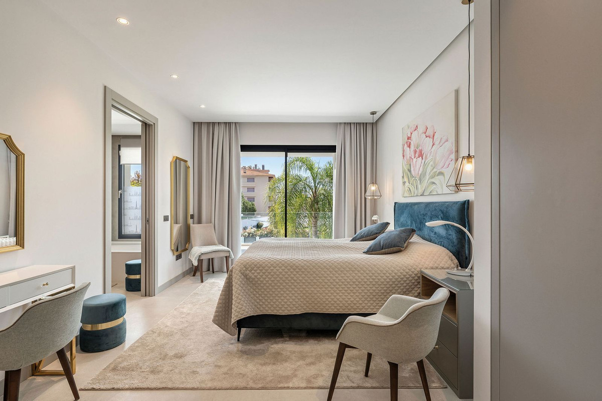 5 Bedroom Villa for Sale in Nueva Andalucía — view 20