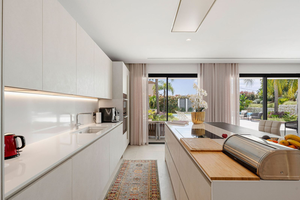 5 Bedroom Villa for Sale in Nueva Andalucía — 3
