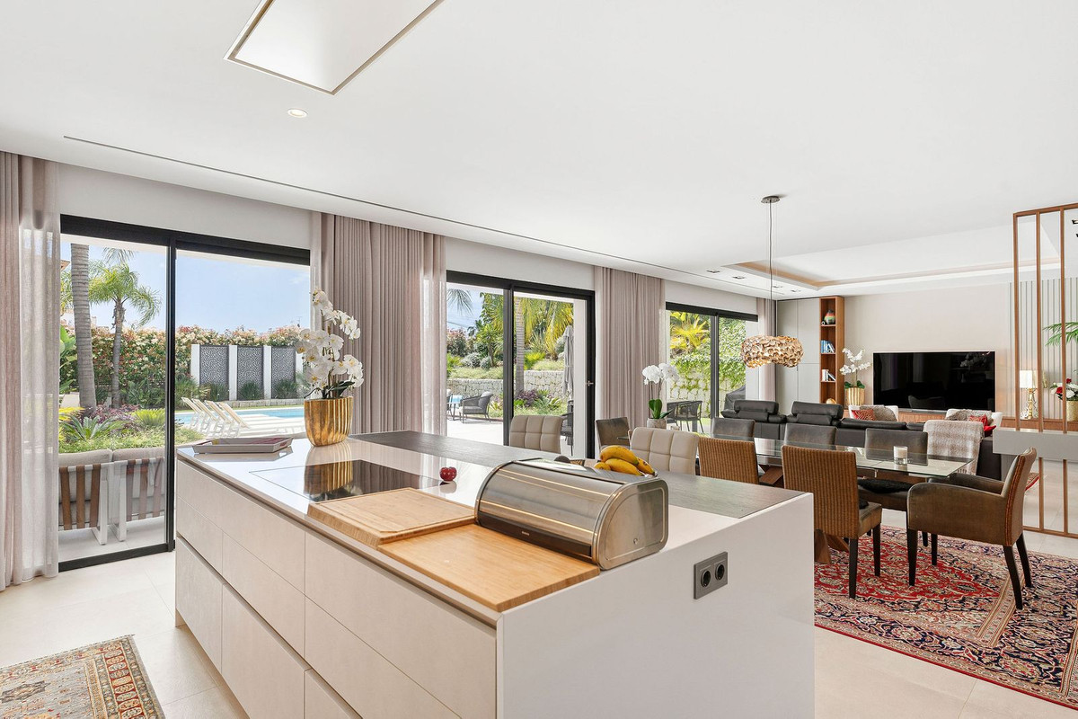 5 Bedroom Villa for Sale in Nueva Andalucía — 5