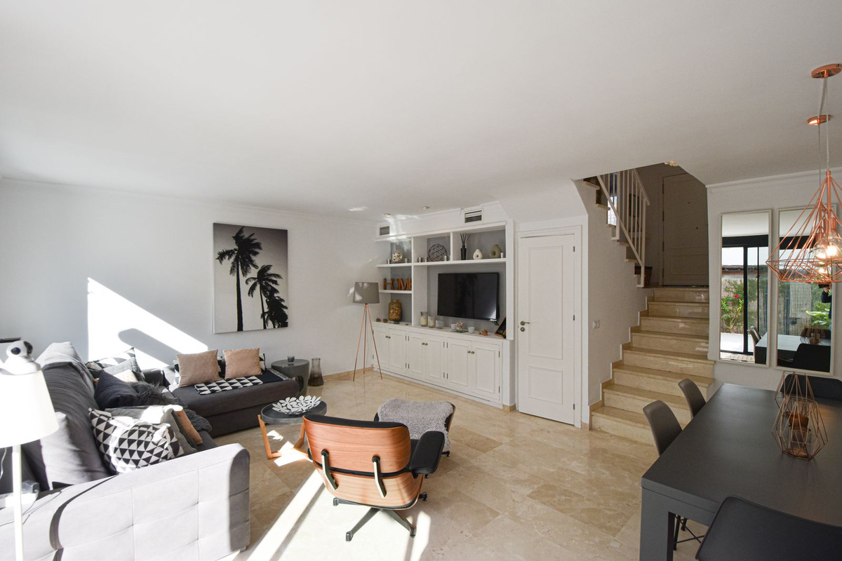 4 Bedroom Villa for Sale in San Pedro de Alcántara — 4