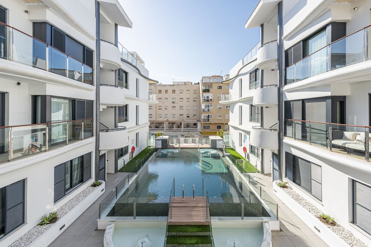 3 Bedroom Apartment for Sale in Estepona — 2