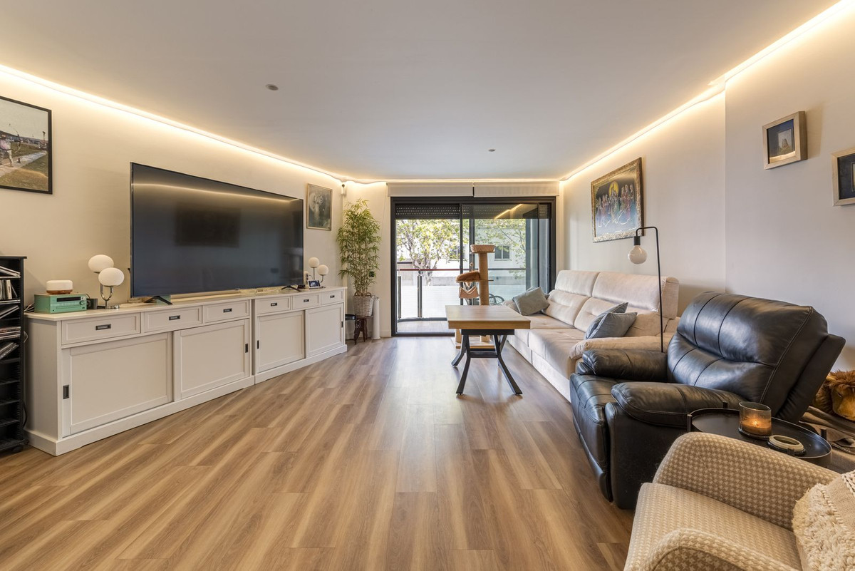 3 Bedroom Apartment for Sale in Estepona — 6