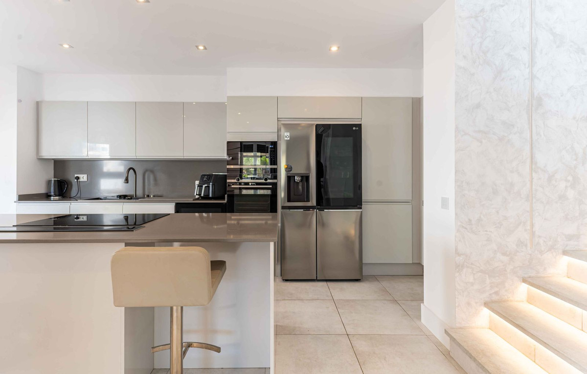 4 Bedroom Villa for Sale in Benahavís — 2