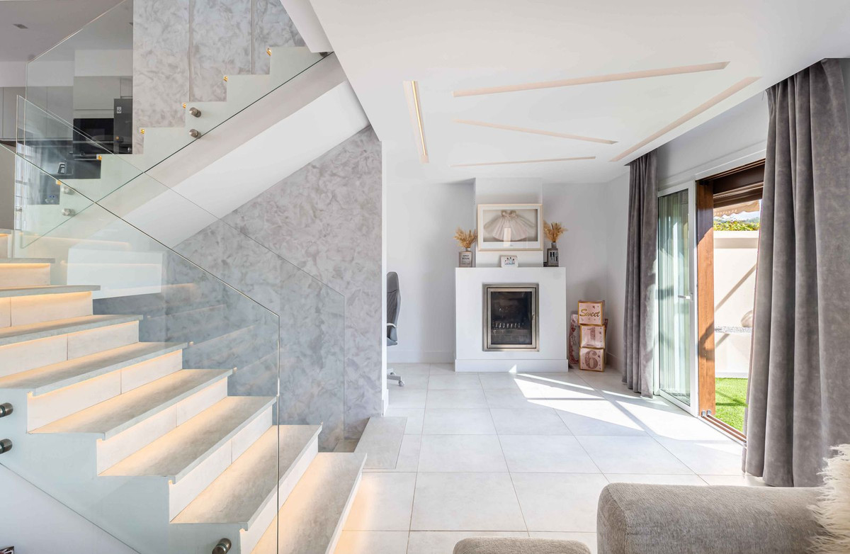 4 Bedroom Villa for Sale in Benahavís — 3