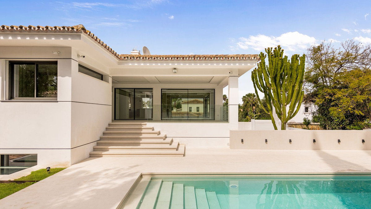 6 Bedroom Villa for Sale in Guadalmina Alta