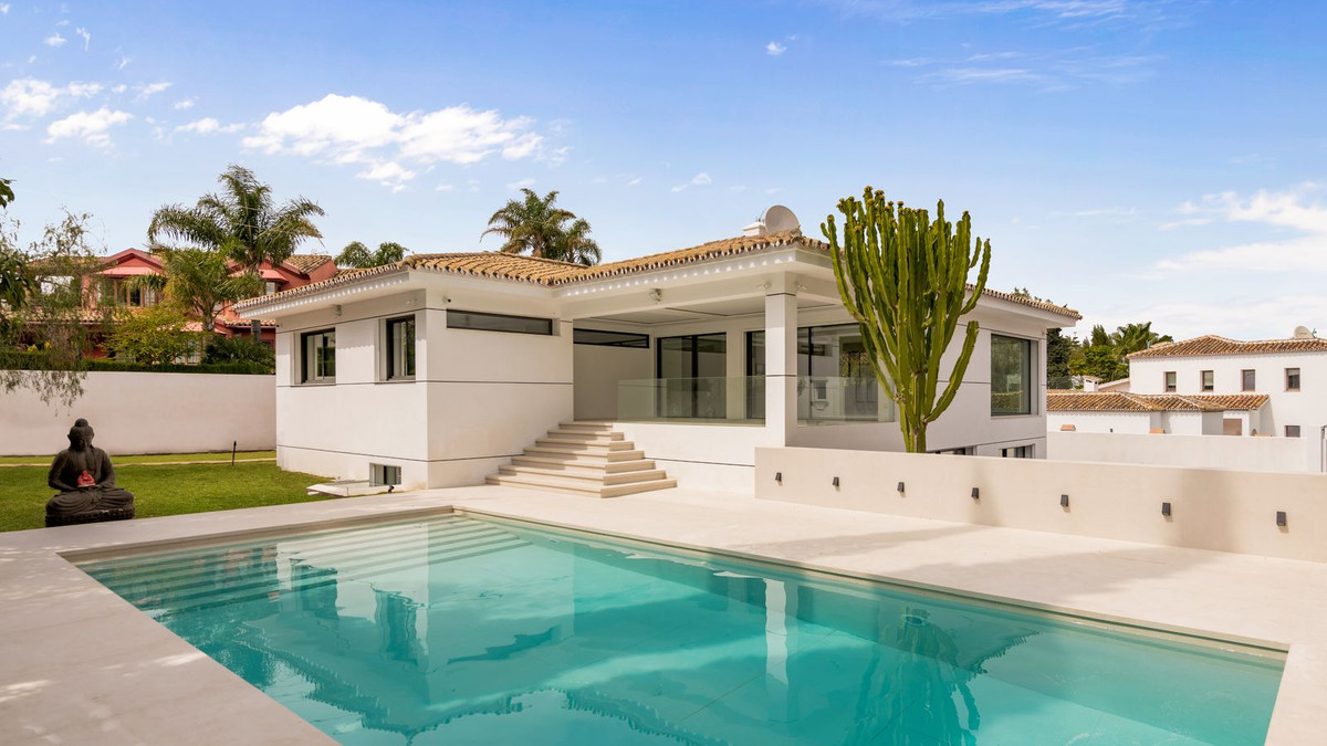 6 Bedroom Villa for Sale in Guadalmina Alta — 2