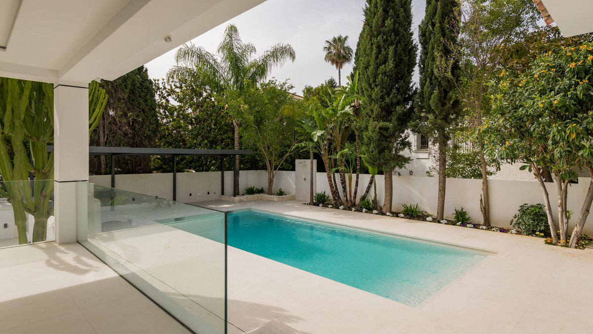 6 Bedroom Villa for Sale in Guadalmina Alta — 5