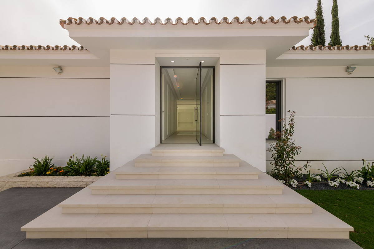 6 Bedroom Villa for Sale in Guadalmina Alta — 6