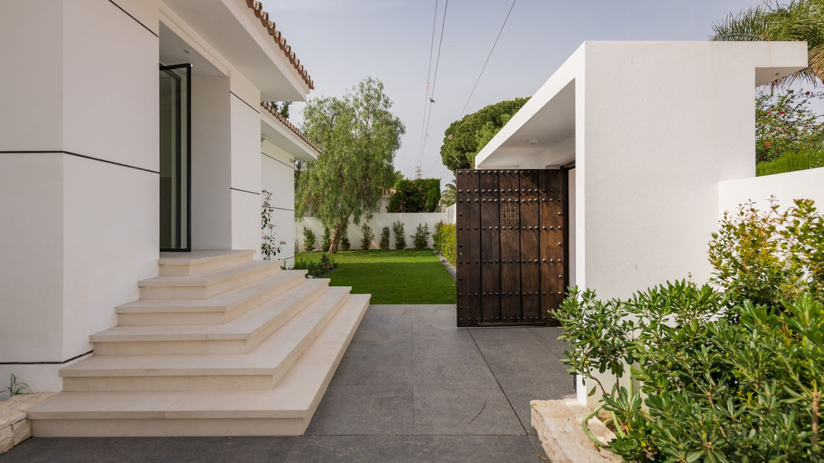 6 Bedroom Villa for Sale in Guadalmina Alta — view 10