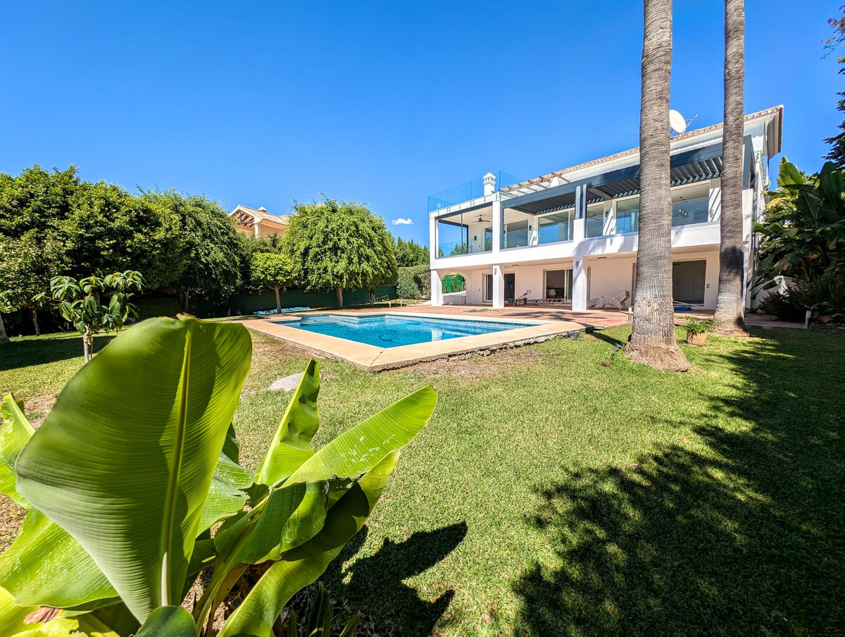 5 Bedroom Villa for Sale in Nueva Andalucía