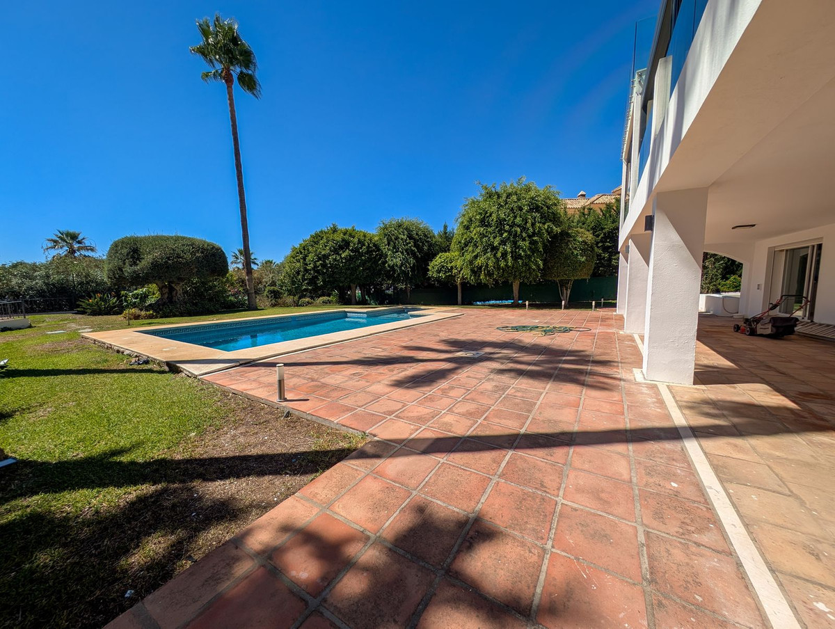 5 Bedroom Villa for Sale in Nueva Andalucía — 3