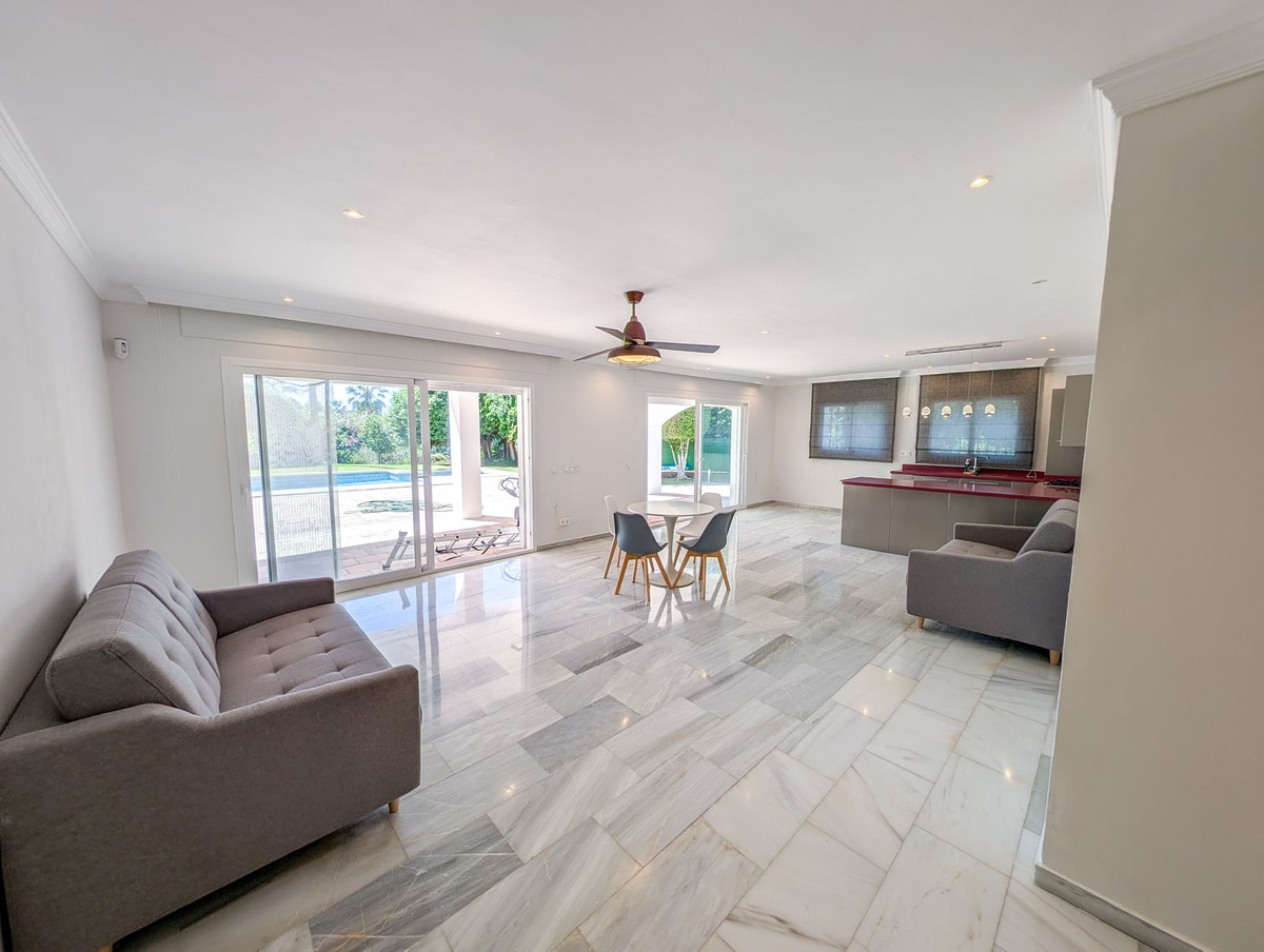 5 Bedroom Villa for Sale in Nueva Andalucía — 5