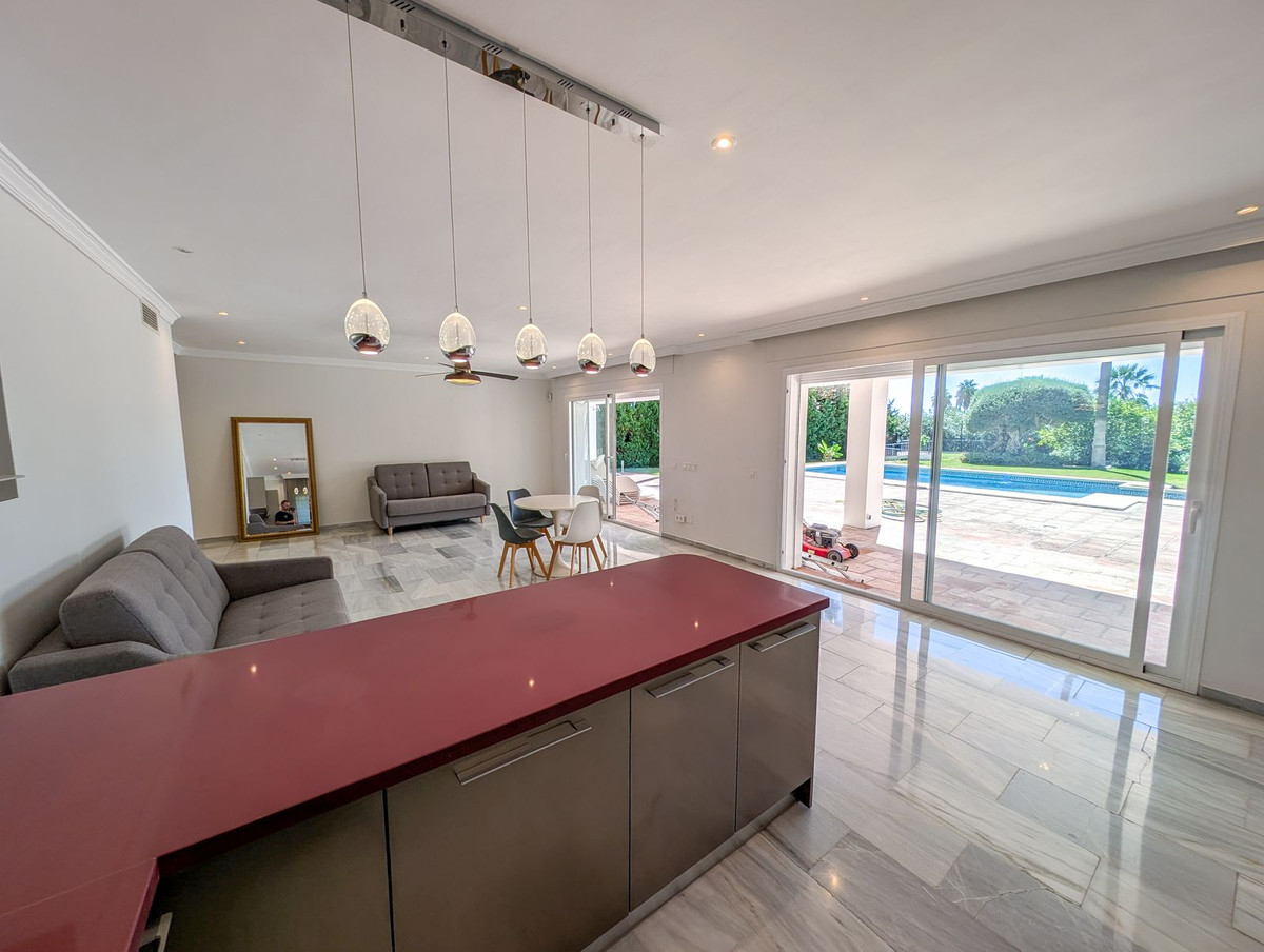 5 Bedroom Villa for Sale in Nueva Andalucía — 8