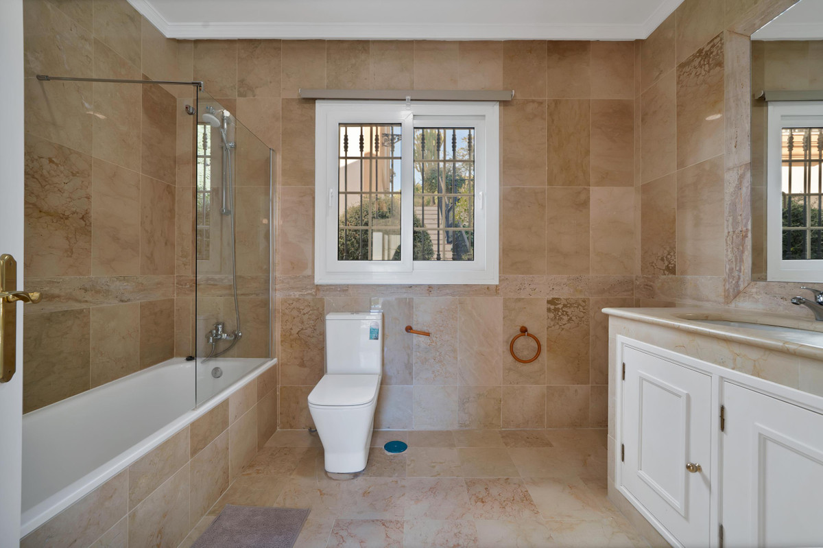 5 Bedroom Villa for Sale in Marbella — view 13