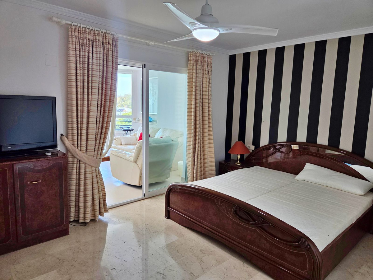 2 Bedroom Apartment for Sale in Puerto Banús — 8