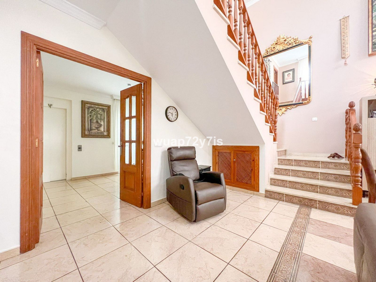 5 Bedroom Villa for Sale in Estepona — 2