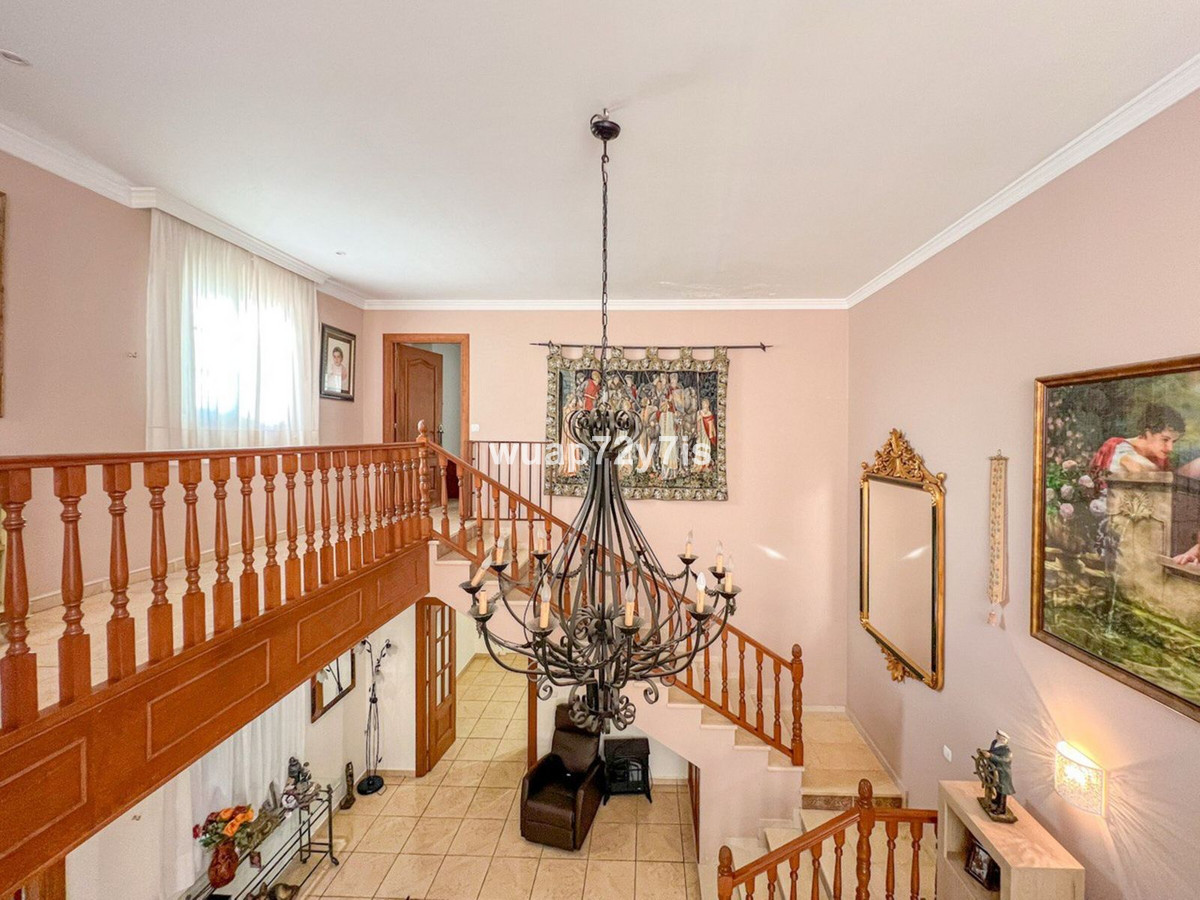 5 Bedroom Villa for Sale in Estepona — 4