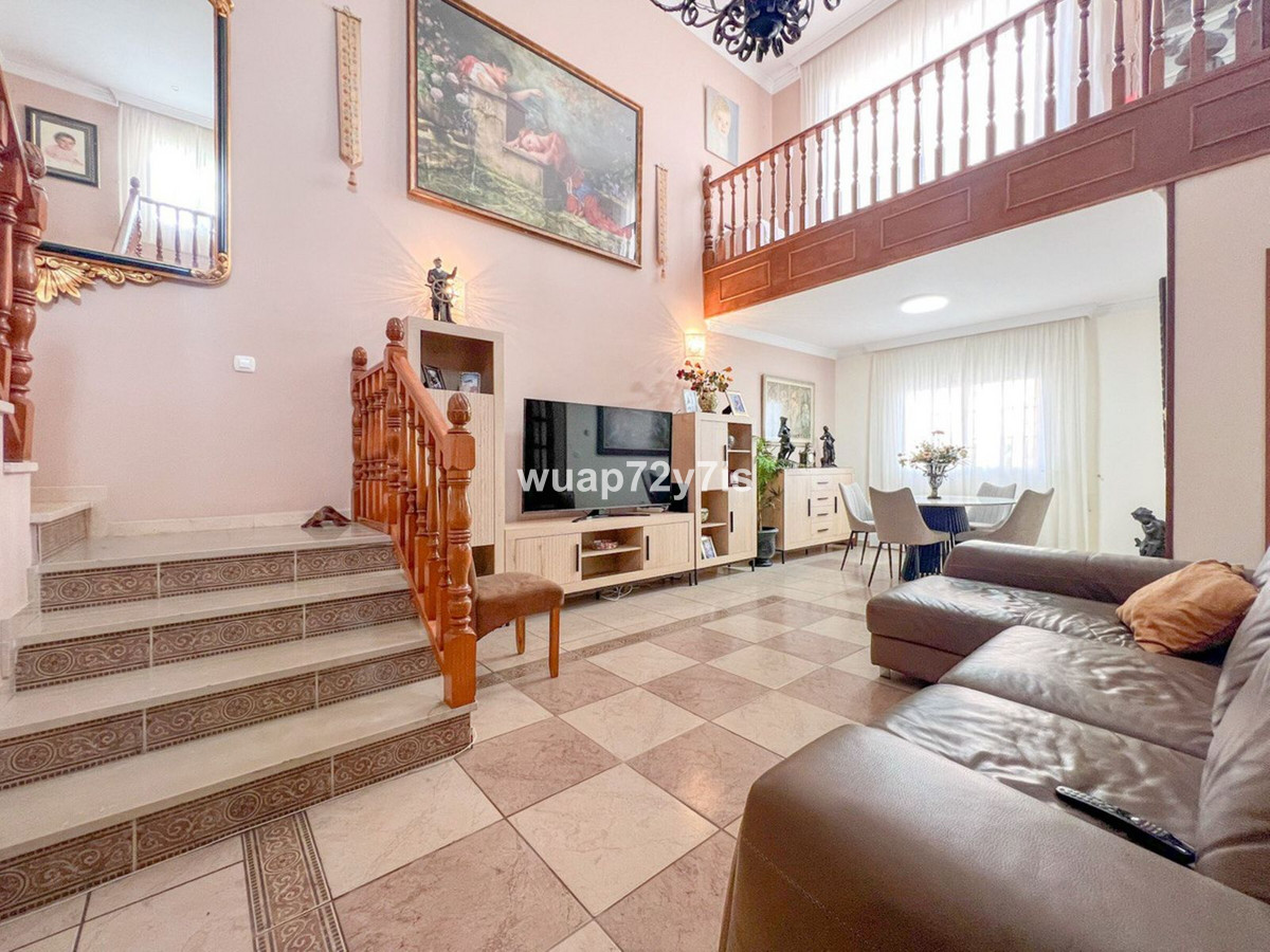 5 Bedroom Villa for Sale in Estepona — 5