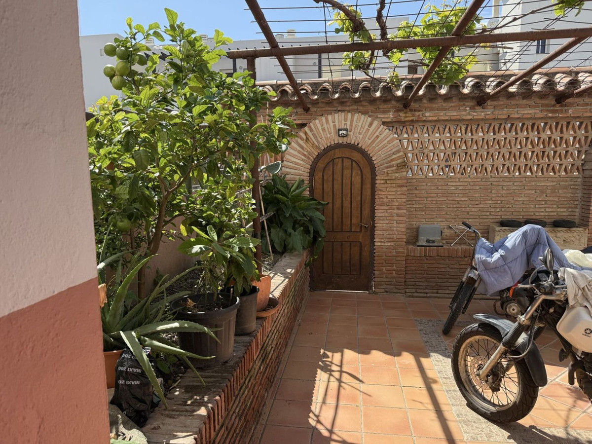 4 Bedroom Villa for Sale in Estepona — 2