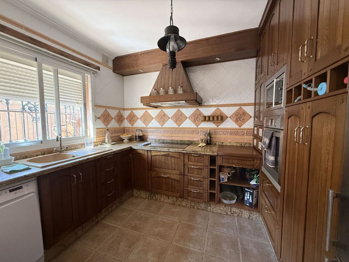 4 Bedroom Villa for Sale in Estepona — 4