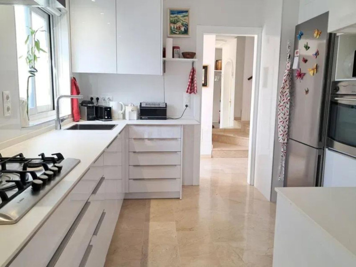 4 Bedroom Villa for Sale in Estepona — 2