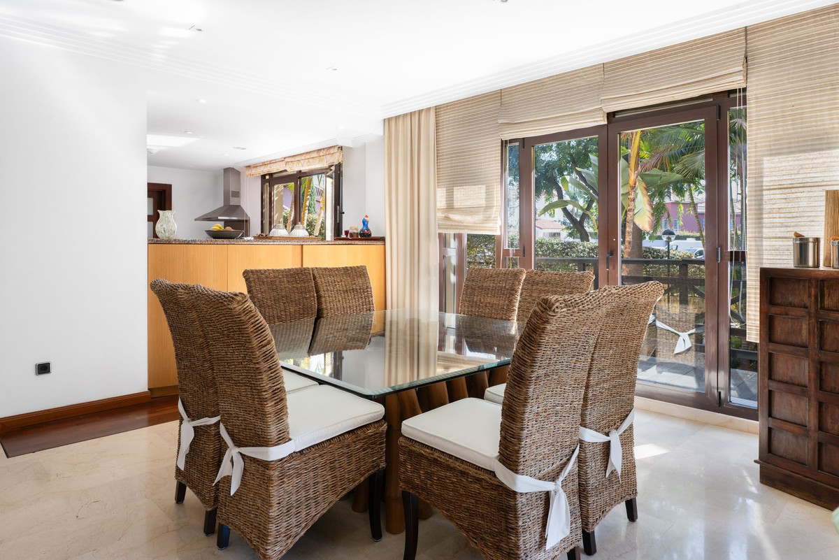 2 Bedroom Apartment for Sale in Puerto Banús — view 11