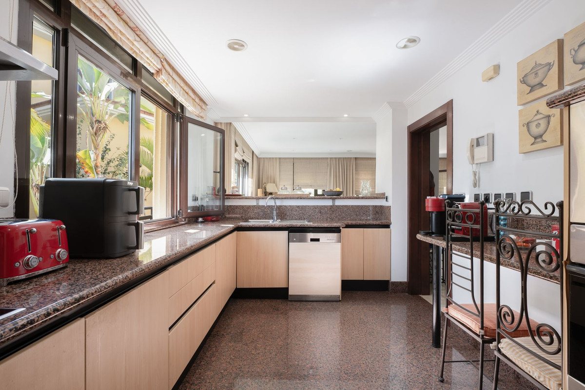 2 Bedroom Apartment for Sale in Puerto Banús — view 12