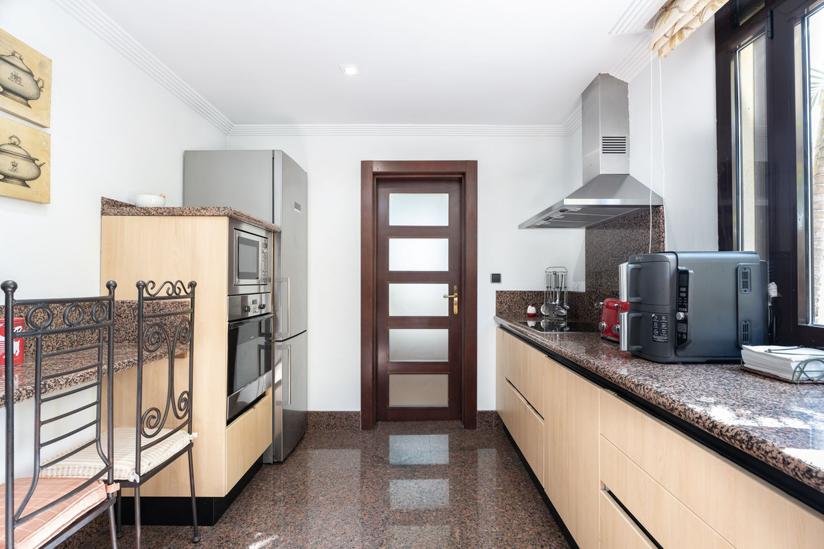 2 Bedroom Apartment for Sale in Puerto Banús — view 13