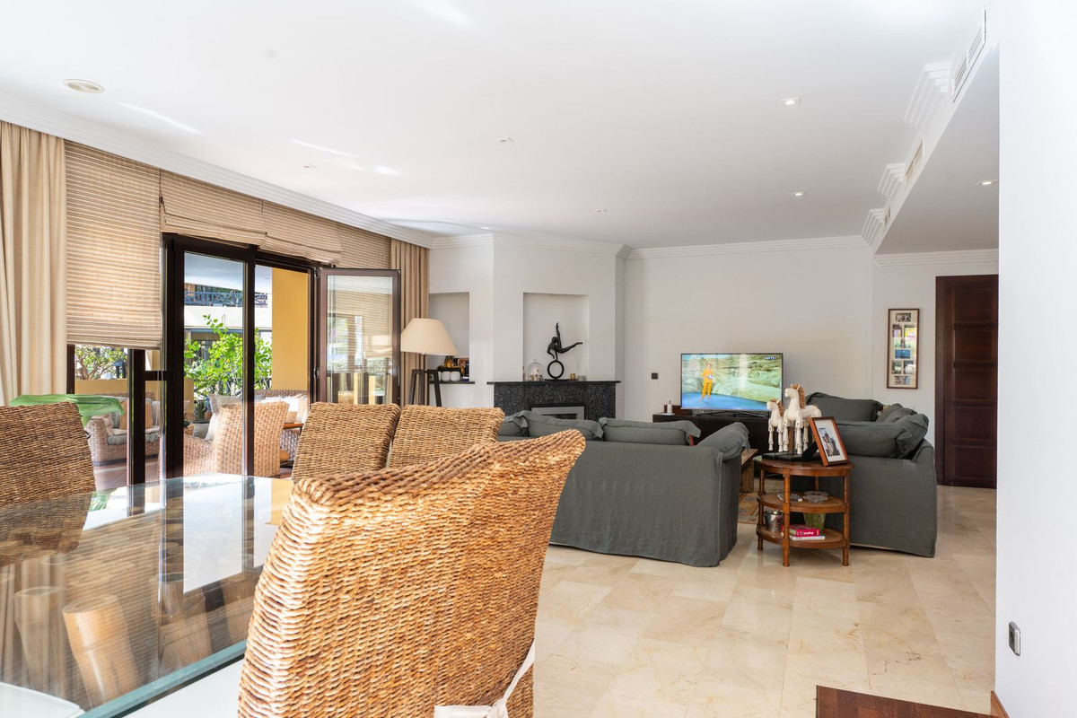 2 Bedroom Apartment for Sale in Puerto Banús — view 14