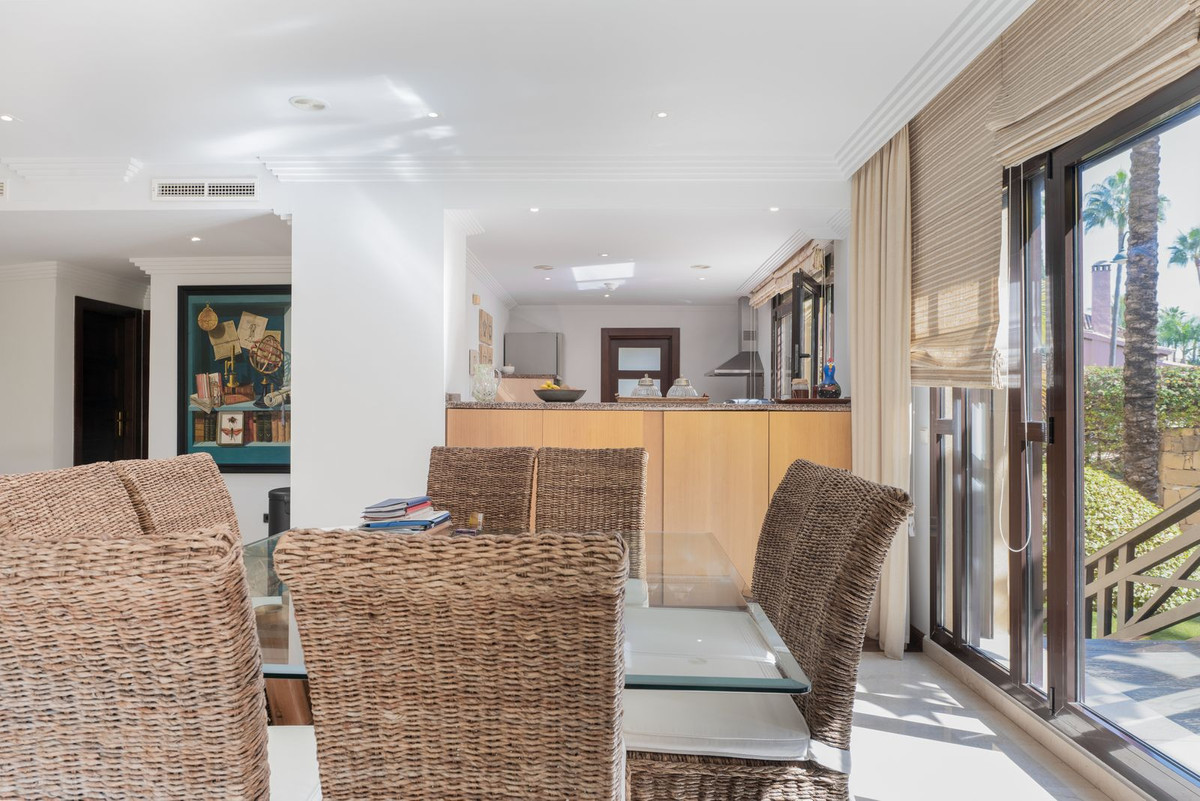 2 Bedroom Apartment for Sale in Puerto Banús — view 16
