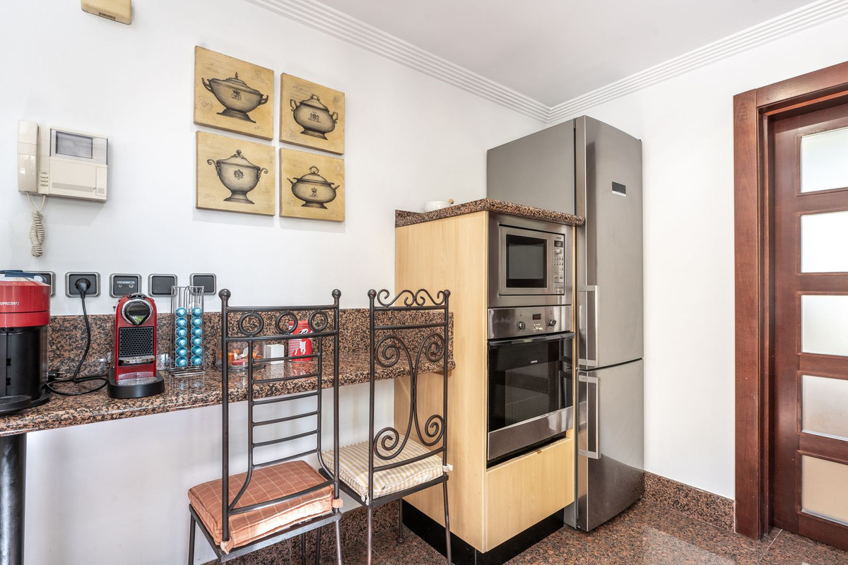 2 Bedroom Apartment for Sale in Puerto Banús — view 17