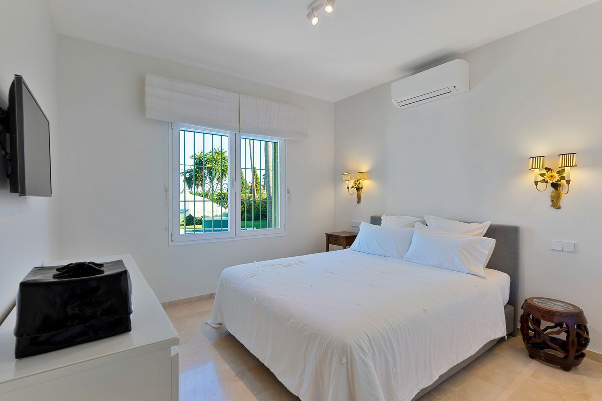 3 Bedroom Villa for Sale in El Paraiso — view 10