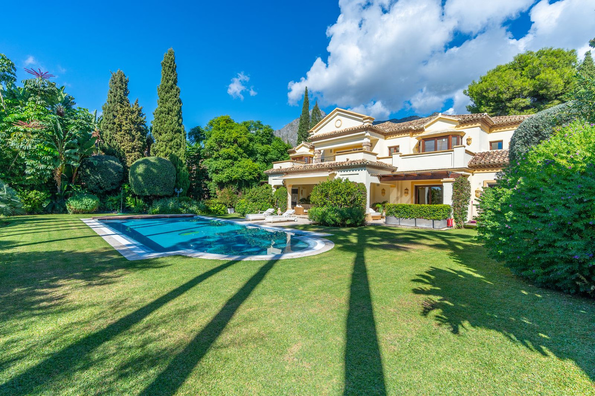 7 Bedroom Villa for Sale in Sierra Blanca