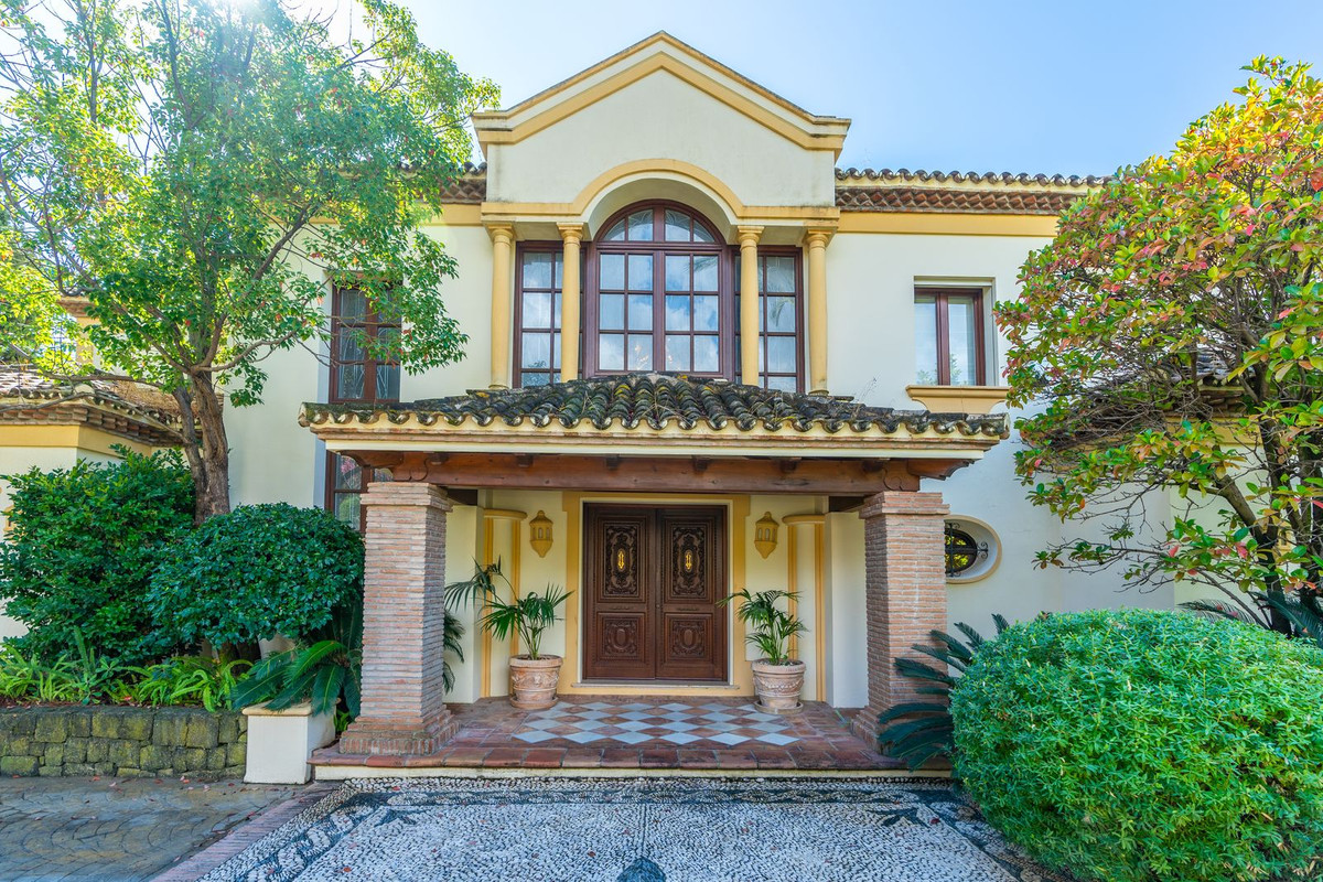 7 Bedroom Villa for Sale in Sierra Blanca — 2