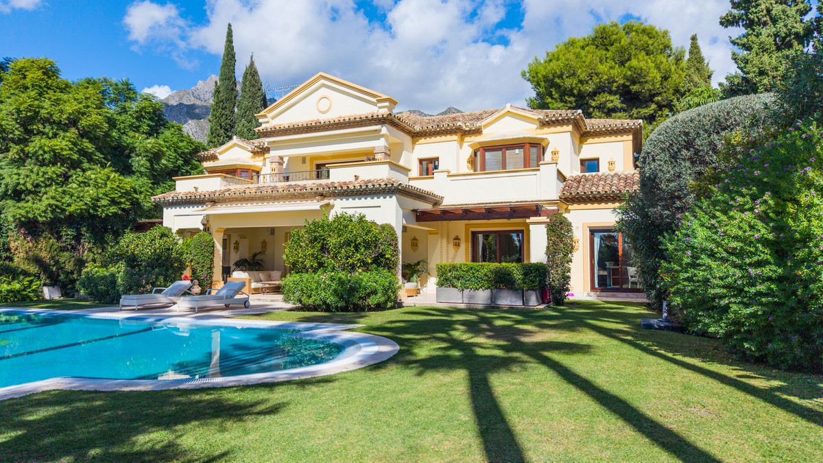 7 Bedroom Villa for Sale in Sierra Blanca — 3